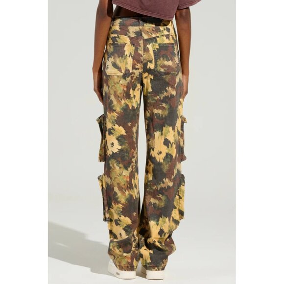 AKIRA Patterned Cargo Pants With Multiple Pockets & Belt Loops - Picture 4 of 5
